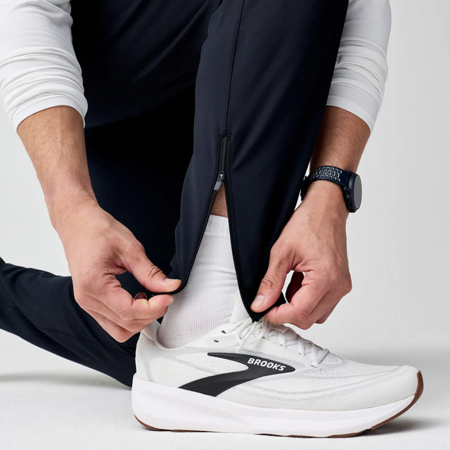 Brooks Momentum Thermal running pant for men – Black (detail 2)