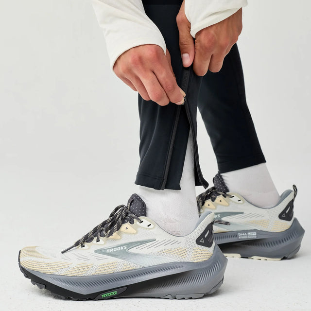 Brooks Momentum Thermal running tight for men – Black (detail 2)