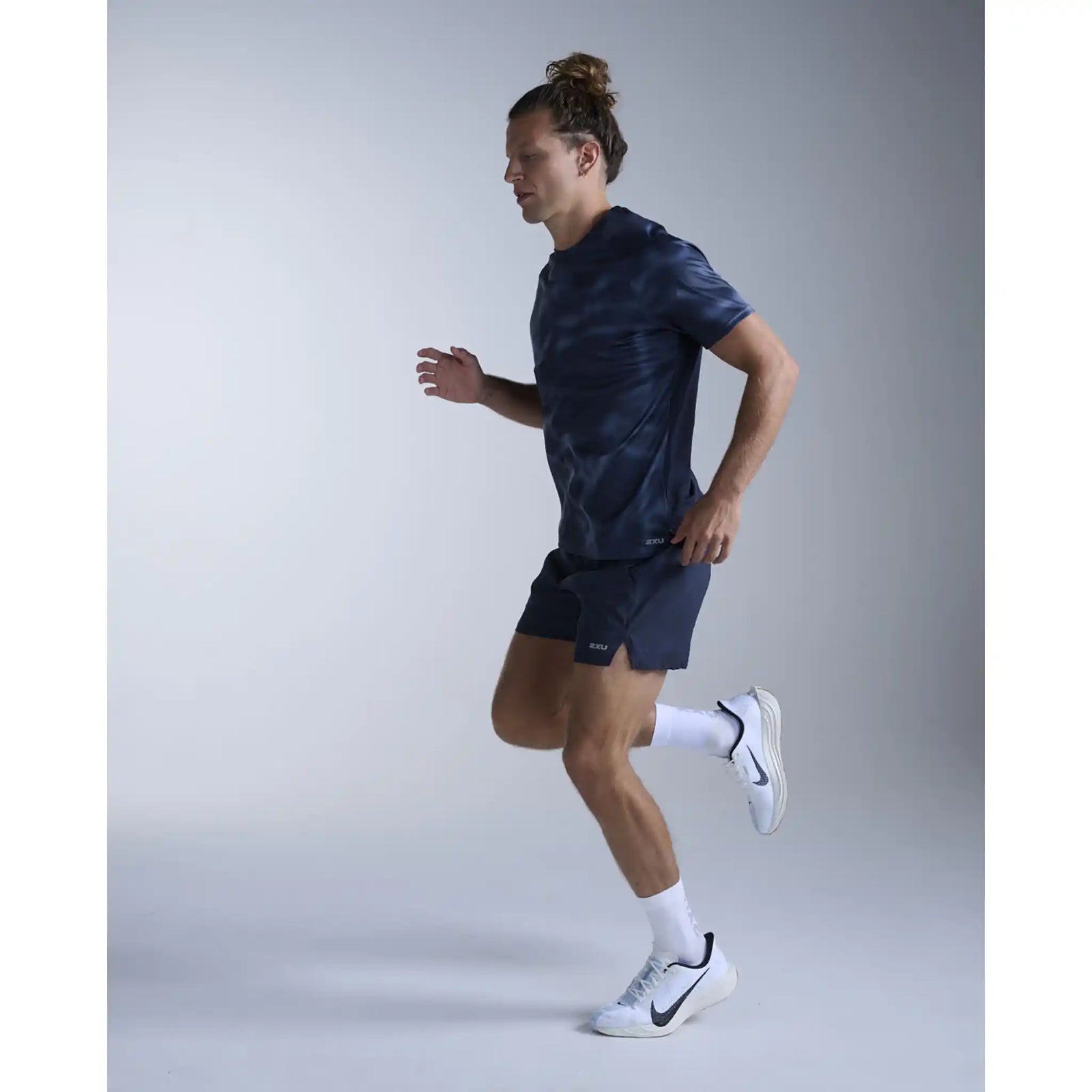 2XU Aero t-shirt de course à pied pour homme- Midnight Marble / Silver Reflective