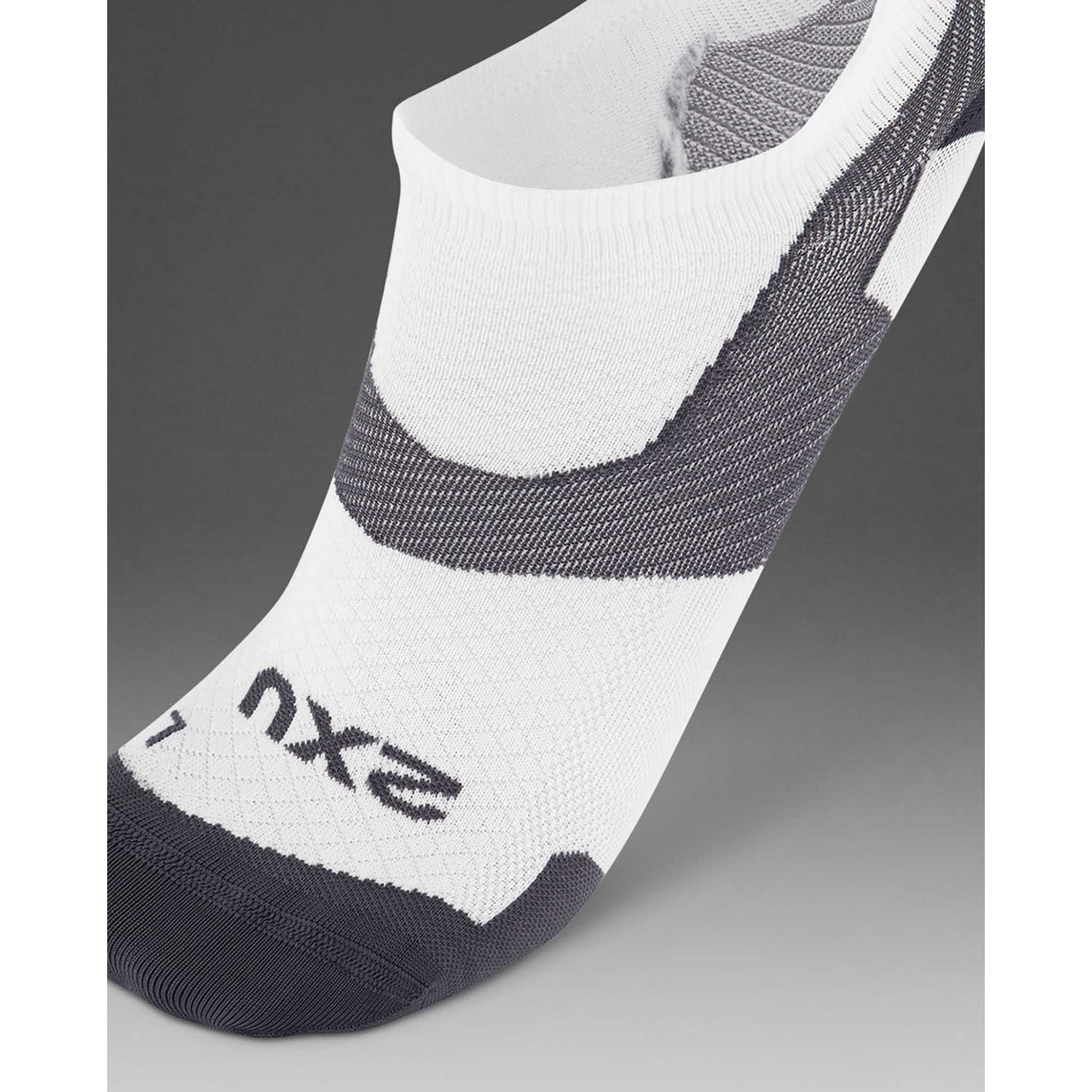 2XU Vectr Ultralight No Show chaussettes courtes de course à pied - Blanc / Gris