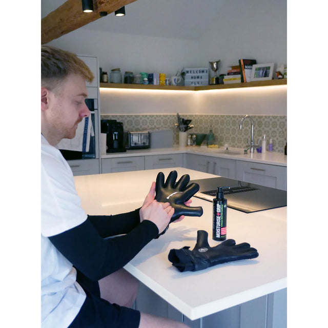 GloveGlu Moisturise+ Grip - en application sur des gants de gardien
