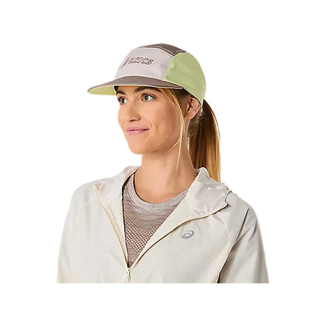 ASICS casquette de course a 5 panneaux unisexe femme - Taupe Grey / Mineral Beige / Huddle Yellow