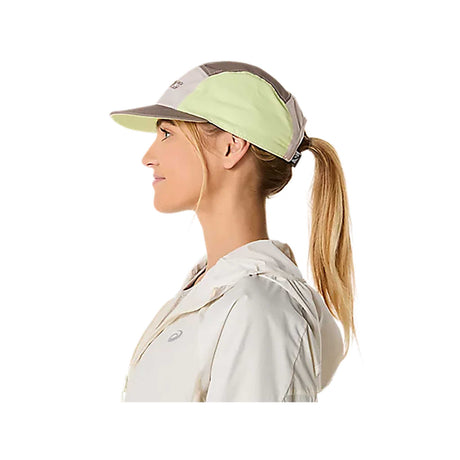ASICS casquette de course a 5 panneaux unisexe femme lateral - Taupe Grey / Mineral Beige / Huddle Yellow