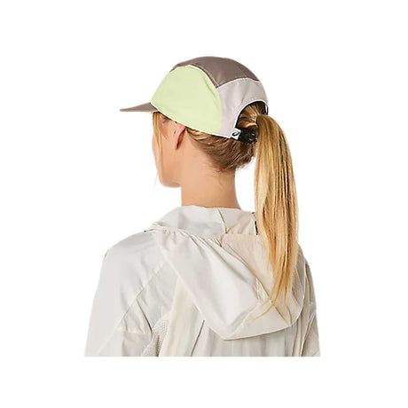 ASICS casquette de course a 5 panneaux unisexe femme dos - Taupe Grey / Mineral Beige / Huddle Yellow