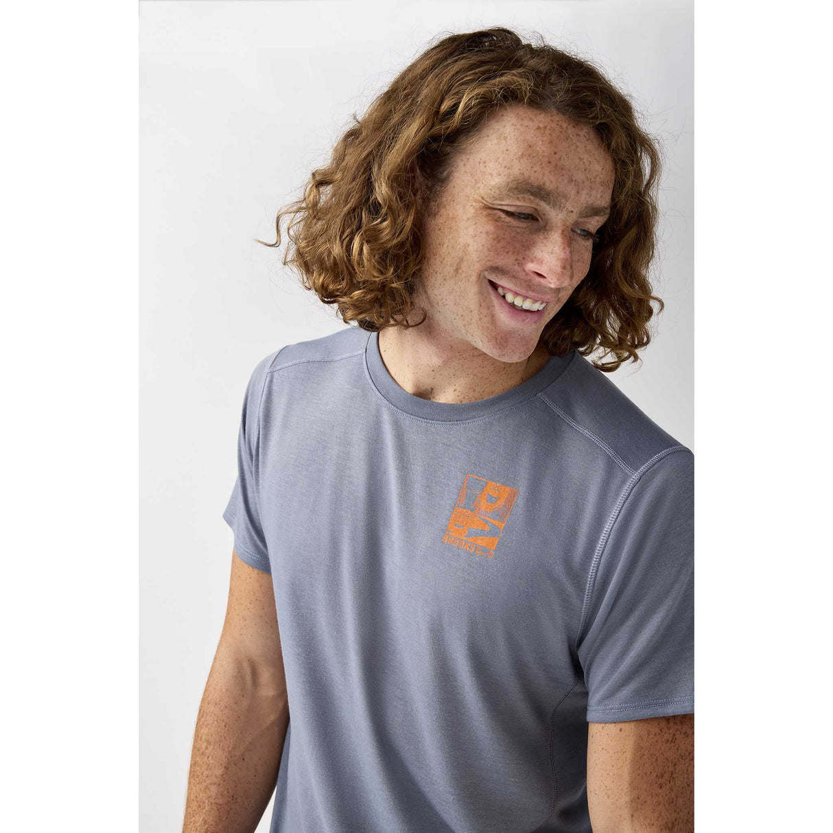 Brooks Distance t-shirt de course à pied à manches courtes 3.0 homme détails col - Storm / Road Tested