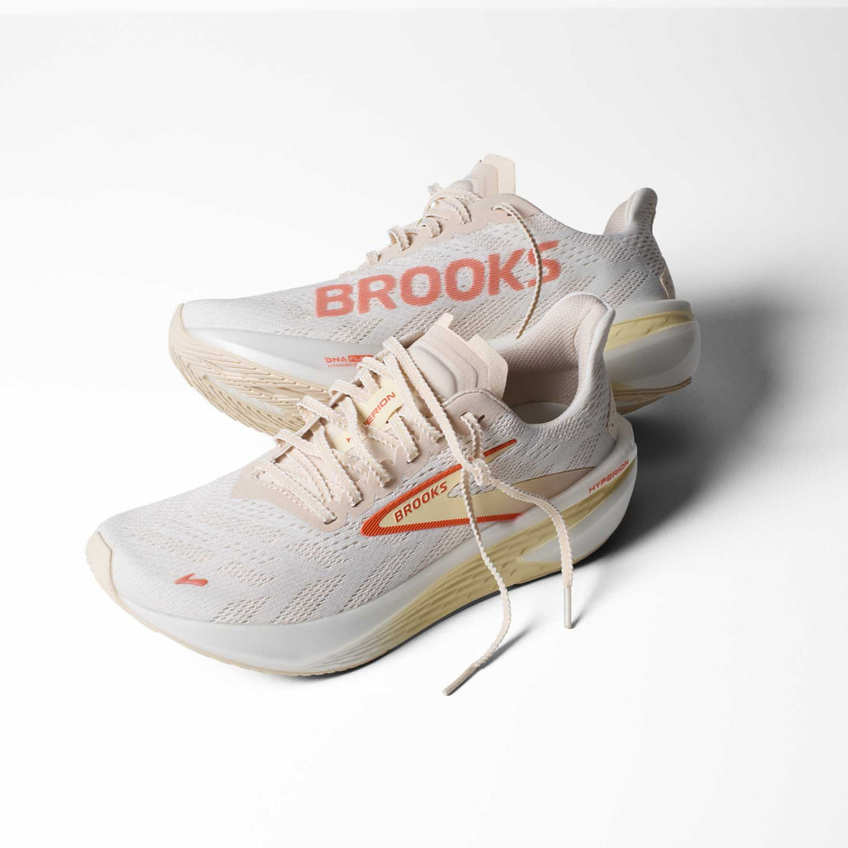 Brooks Hyperion 2 souliers de course à pied femme paire - White / Peach / Coral