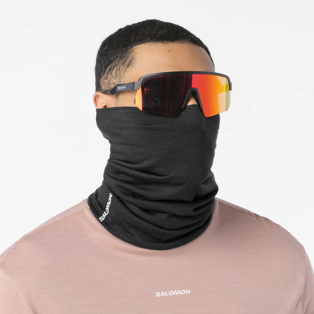 Salomon Merino unisex merino wool running neck gaiter - Deep Black - worn