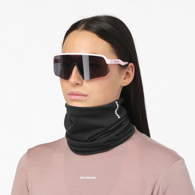 Salomon Merino unisex merino wool running neck gaiter - Deep Black - worn
