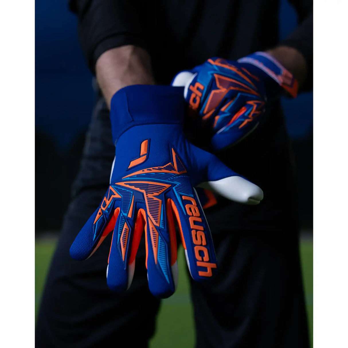 Reusch Attrakt Freegel Fusion Goaliator gants de gardien de soccer - Sharp Blue / Shocking Orange