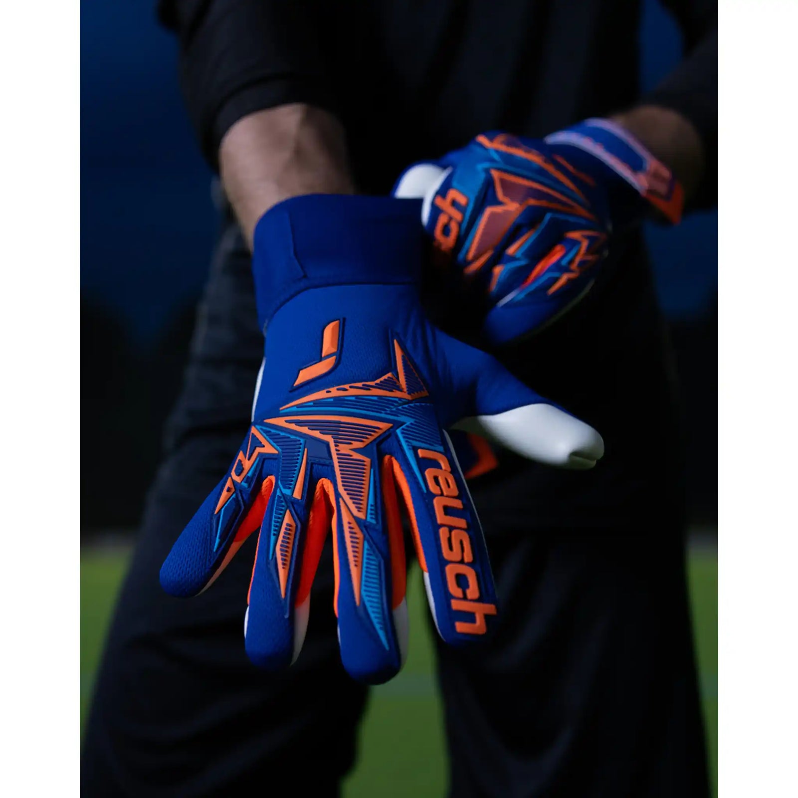 Reusch Attrakt Freegel Fusion Goaliator gants de gardien de soccer - Sharp Blue / Shocking Orange