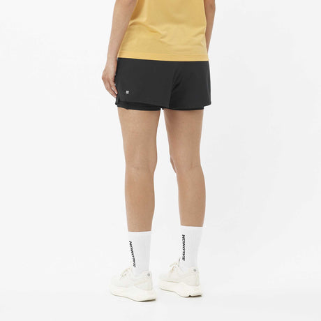 Salomon SHAKEout short sport 4 pouces 2-en-1 pour femme dos - Deep Black