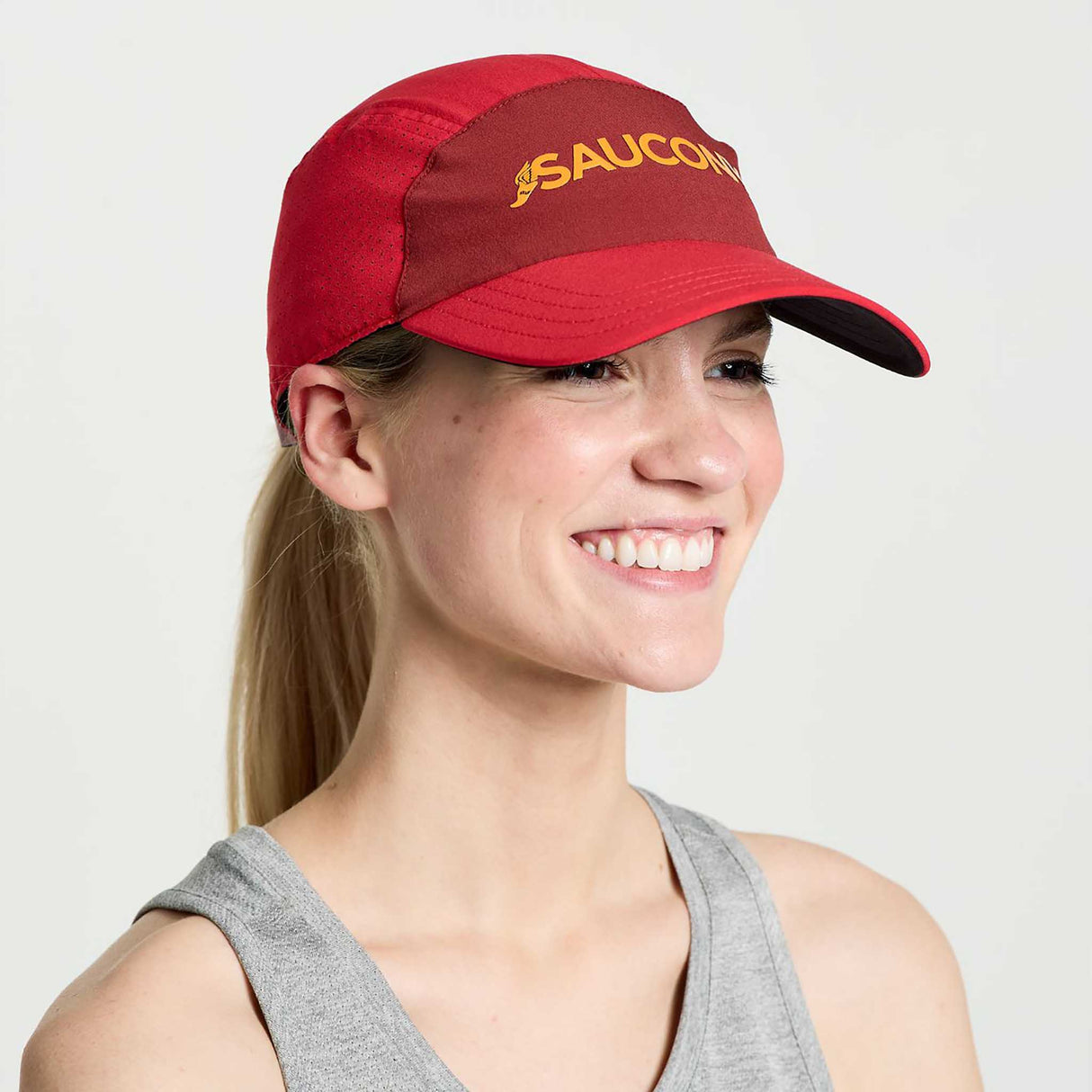 Saucony Outpace Hat casquette de course à pied unisexe poppy femme