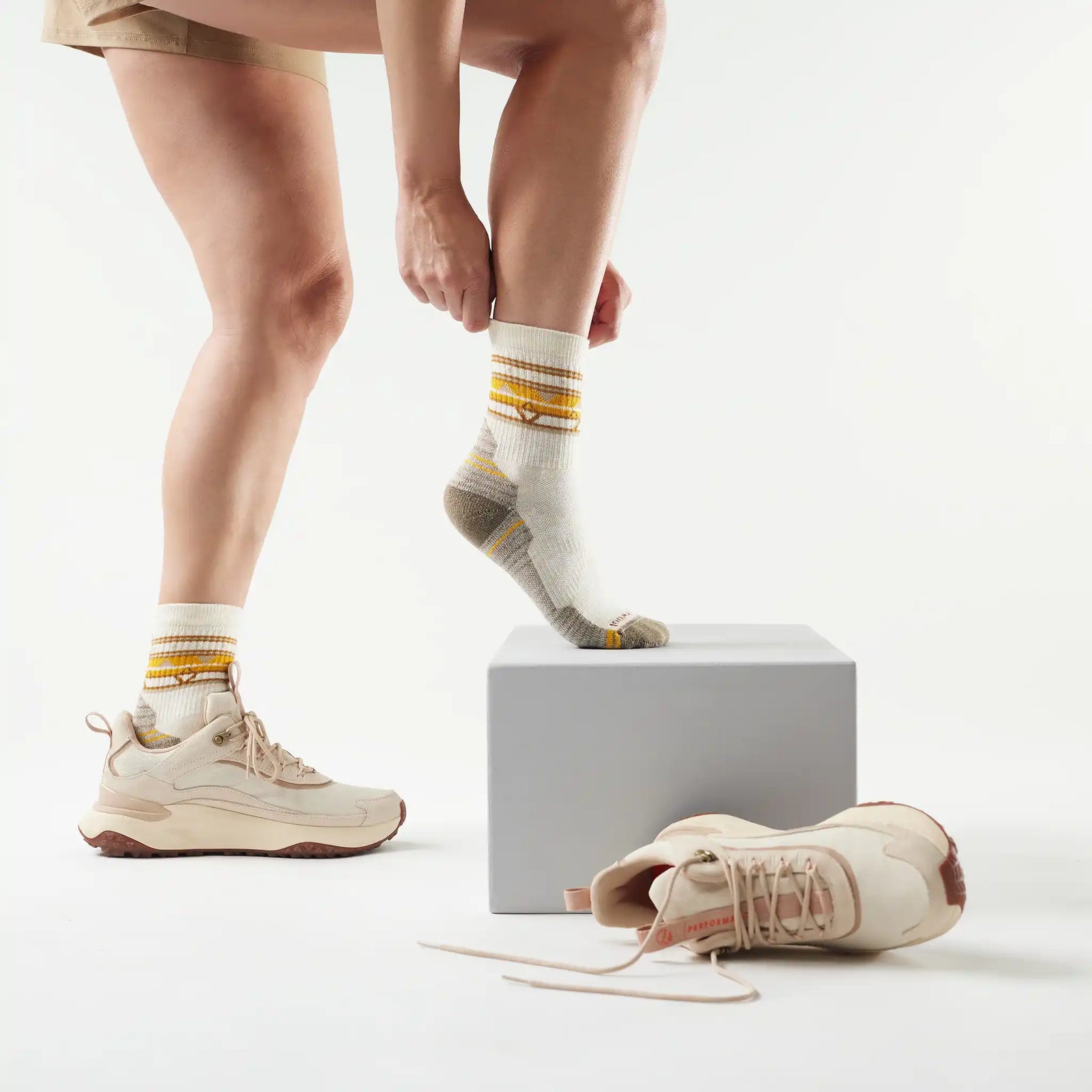 Mi-chaussette de randonnée Smartwool Fox Meadow pour femme en laine mérinos, coloris taupe naturel avec motif renard, portée avec des souliers de randonnée