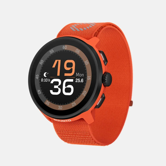 Montre GPS de course Suunto Run, coloris Coral Orange (bracelet textile) — vue de trois-quarts