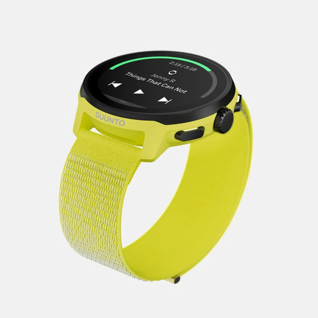 Montre GPS de course Suunto Run, coloris Lime (bracelet textile) — vue de trois-quarts en plongée