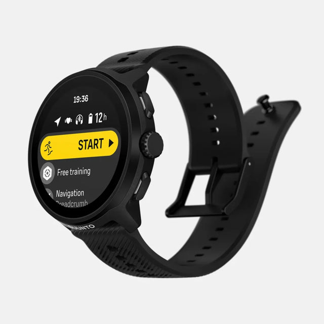 Montre GPS de course Suunto Run, coloris All Black (bracelet silicone) — vue de trois-quarts droite