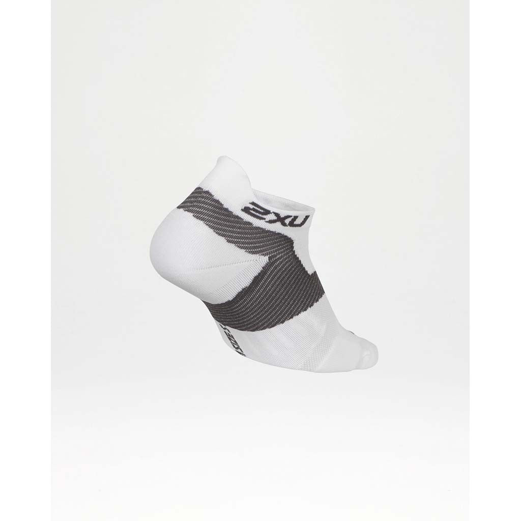 2XU Race Vectr men's run socks white chrome