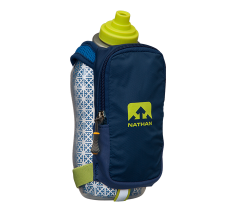 Bouteille à la main d'hydratation sport isolé Nathan Speed Draw Plus bleu