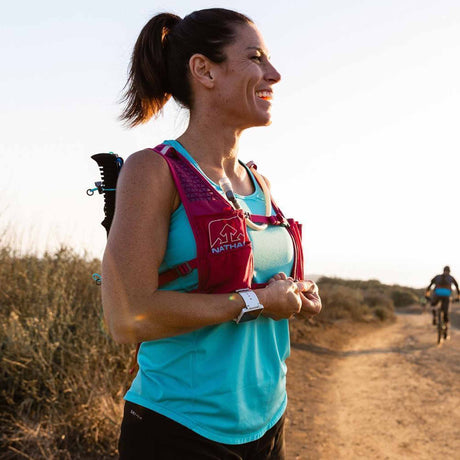 Nathan TrailMix 7L veste d'hydratation de course à pied pour femme angle 2