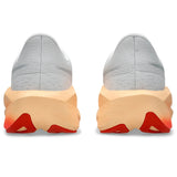 ASICS Novablast 6 pour femme, coloris blanc et corail - vue arrière