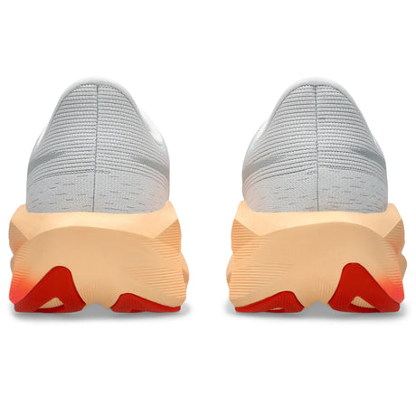 ASICS Novablast 6 pour femme, coloris blanc et corail - vue arrière