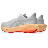 ASICS Novablast 6 pour femme, coloris blanc et corail - vue de trois quarts