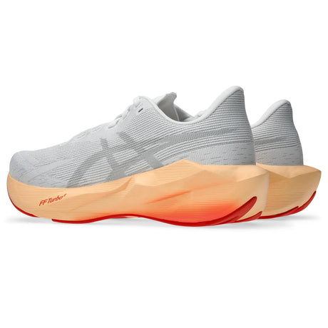 ASICS Novablast 6 pour femme, coloris blanc et corail - vue de trois quarts