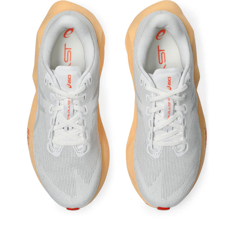 ASICS Novablast 6 pour femme, coloris blanc et corail - vue de dessus