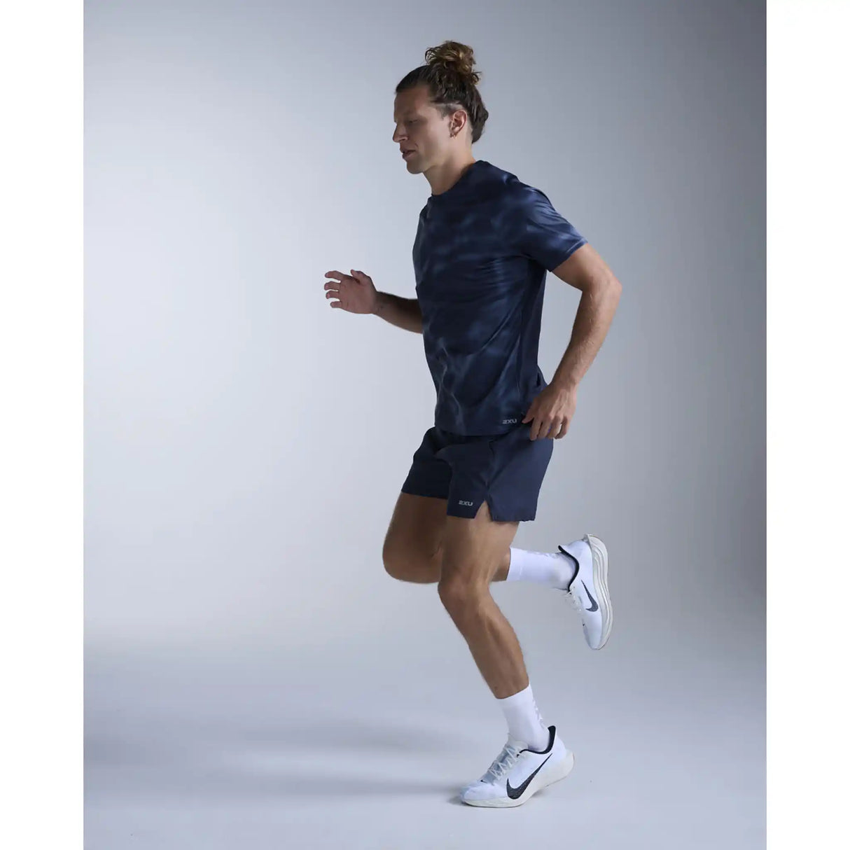2XU Aero t-shirt de course à pied pour homme- Midnight Marble / Silver Reflective