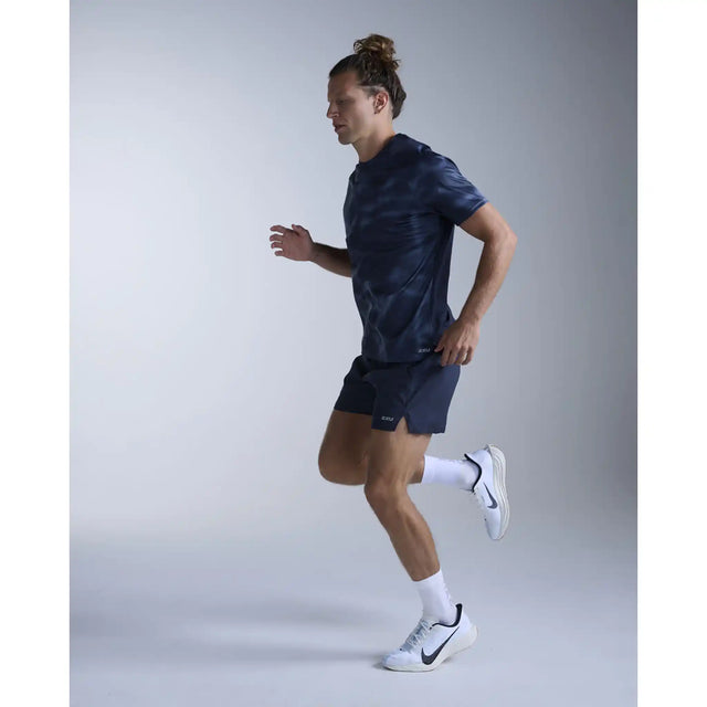 2XU Aero t-shirt de course à pied pour homme- Midnight Marble / Silver Reflective