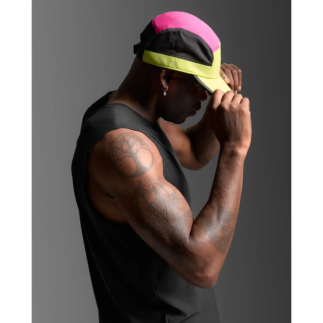 2XU Light Speed Cap casquette de course à pied unisexe - Volt / Fuchsia