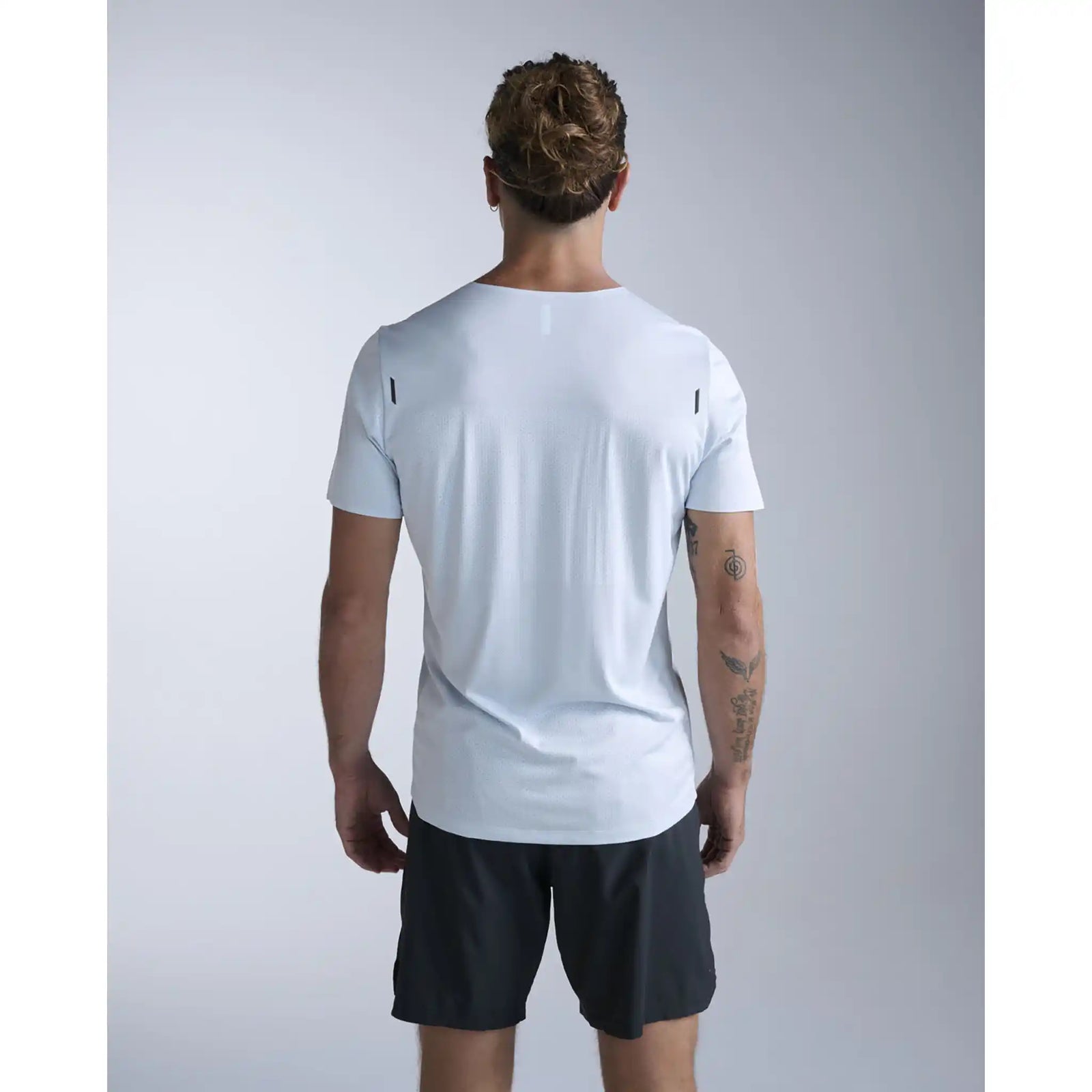 2XU T-shirt de course Light Speed Tech homme - Moonstone / Black Reflective