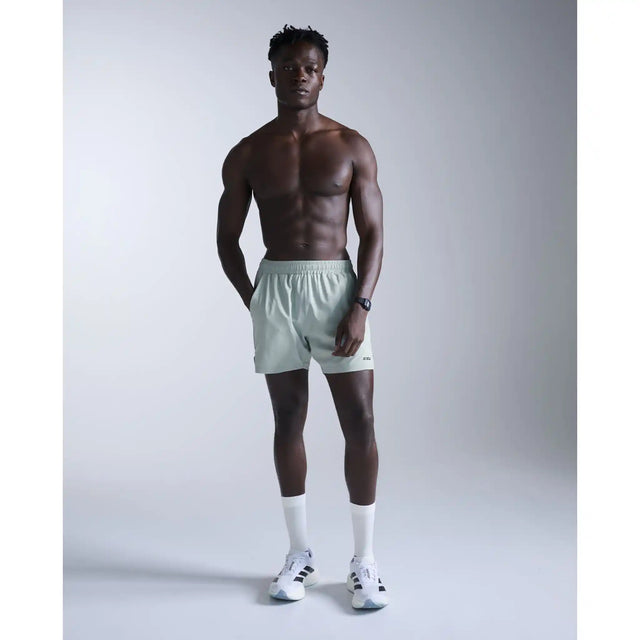 2XU Aero 5 Inch short de course à pied pour homme - Smoke Blue / Black Reflective