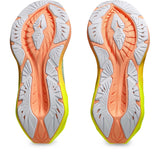 ASICS Novablast 4 Paris souliers de course femme semelles - Cool Matcha / Safety Yellow
