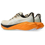 ASICS Novablast 4 TR souliers de course en sentier homme paire lateral- Nature Bathing/Fellow Yellow