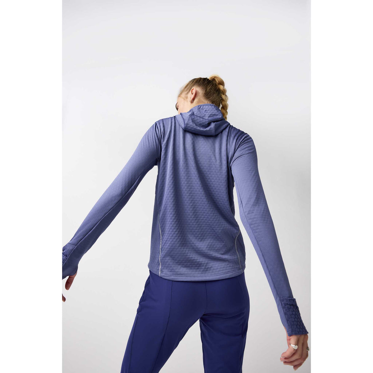 Brooks Notch Thermal Hoodie 3.0 chandail de course à pied femme dos - Nightshadow