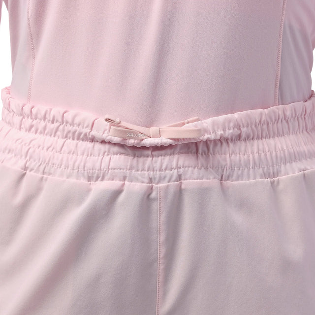 Salomon SHAKEout Core Shorts de course a pied 4 po femme – Icy Pink (porté 3)