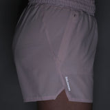 Salomon SHAKEout Core Shorts de course a pied 4 po femme – Icy Pink (porté 5)