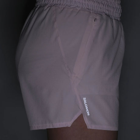 Salomon SHAKEout Core Shorts de course a pied 4 po femme – Icy Pink (porté 5)
