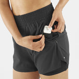Salomon SHAKEout short sport 4 pouces 2-en-1 pour femme poche zippée - Deep Black