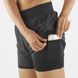 Salomon SHAKEout short sport 4 pouces 2-en-1 pour femme cuissard - Deep Black