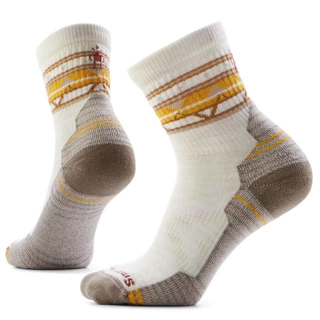 Mi-chaussette de randonnée Smartwool Fox Meadow pour femme en laine mérinos, coloris taupe naturel avec motif renard et montagnes