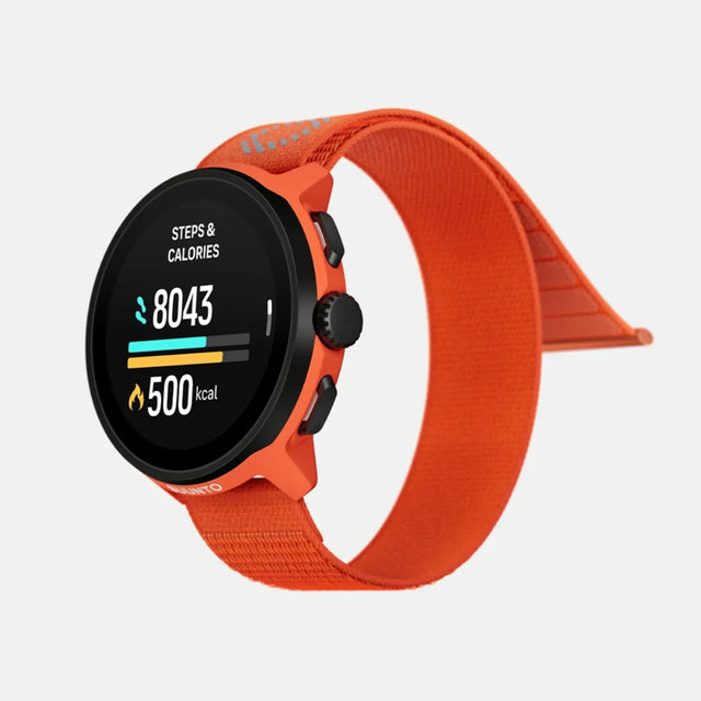 Montre GPS de course Suunto Run, coloris All Black (bracelet silicone) — vue de trois-quarts