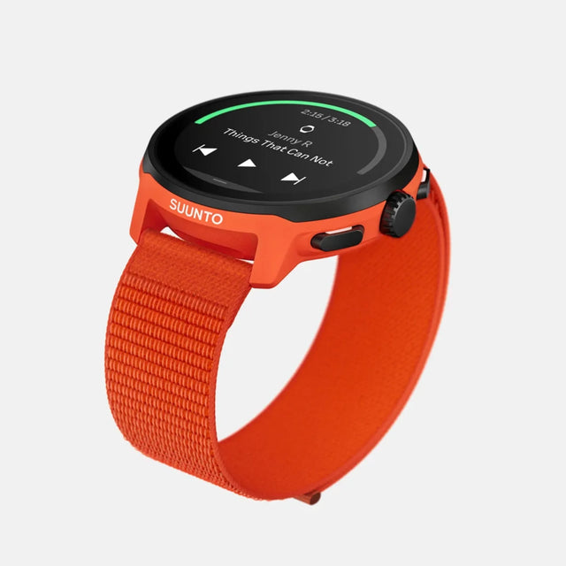 Montre GPS de course Suunto Run, coloris Coral Orange (bracelet textile) — vue de trois-quarts en plongée