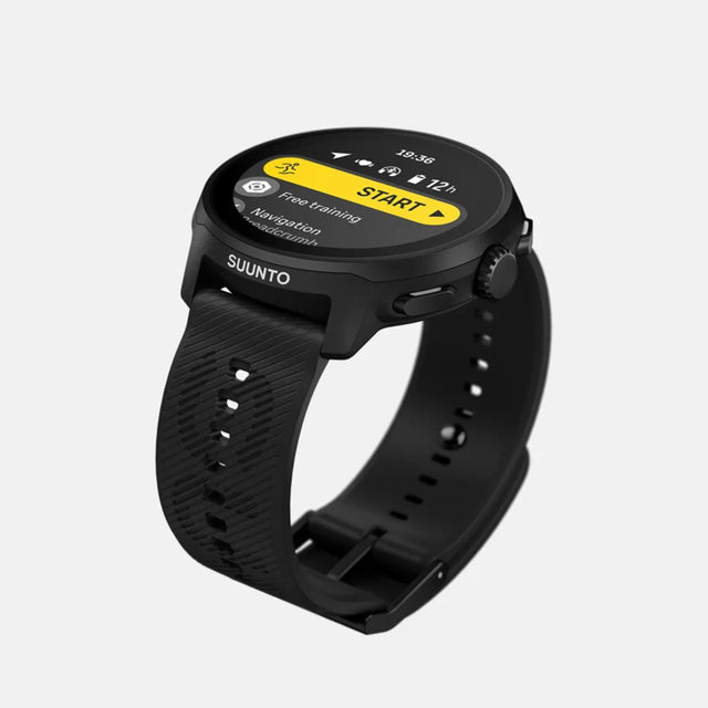 Montre GPS de course Suunto Run, coloris All Black (bracelet silicone) — vue de trois-quarts en plongée