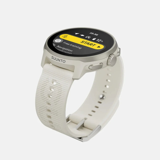 Montre GPS de course Suunto Run, coloris Frost Gray (bracelet silicone) — vue de trois-quarts en plongée