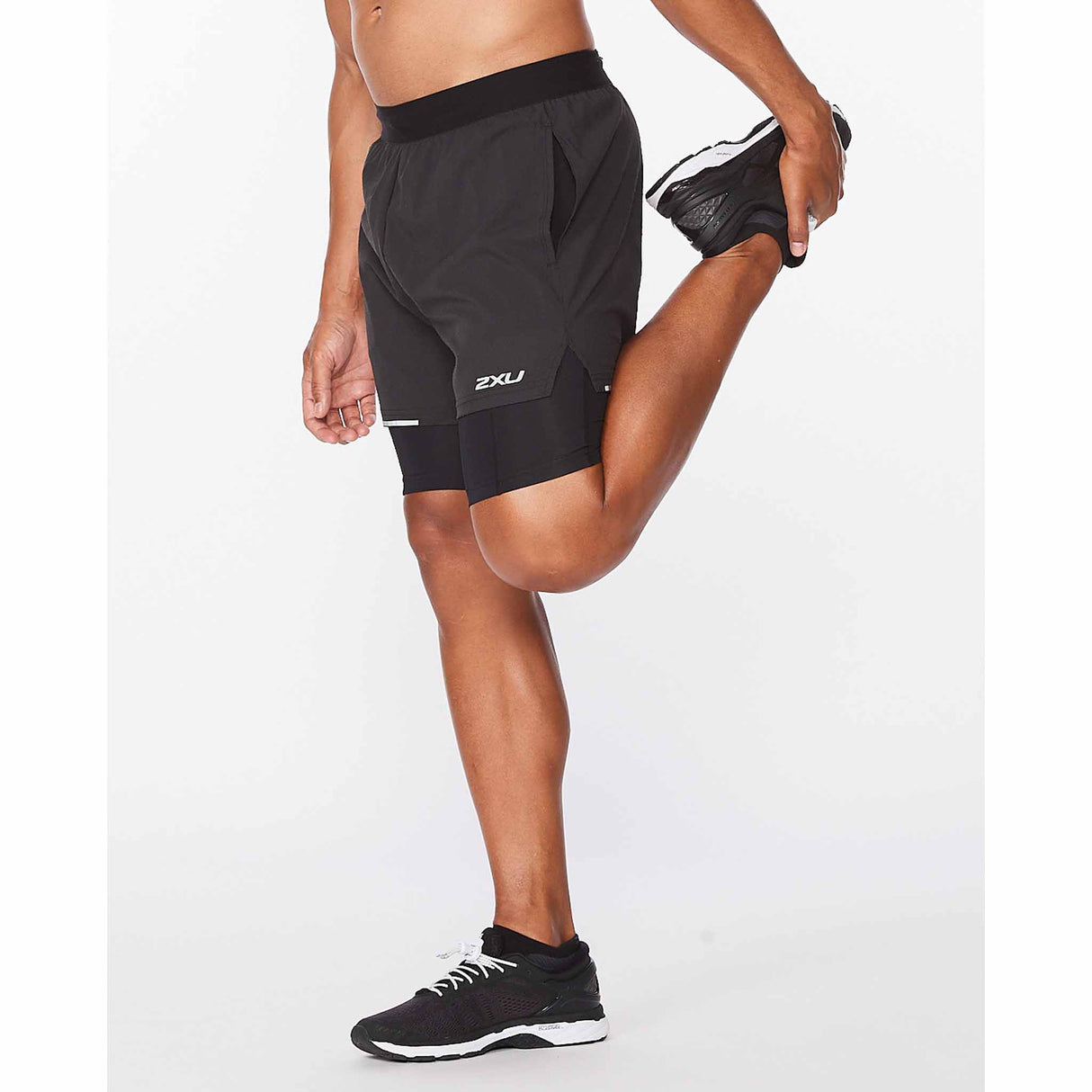 2XU Aero 2 en 1 shorts de course à pied 5 pouces pour homme noir angle