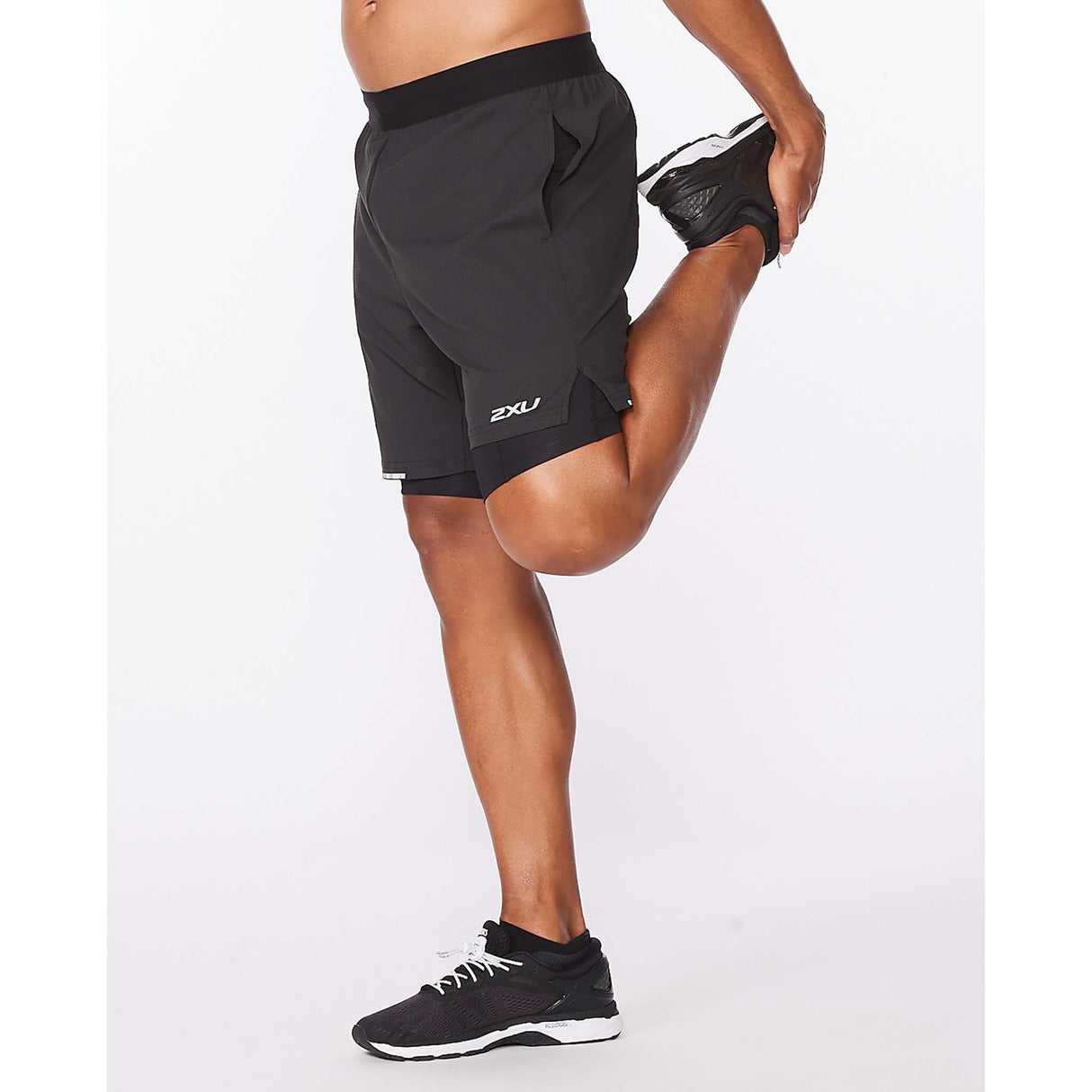 2XU Aero 2 en 1 shorts de course à pied 7 pouces pour homme coté