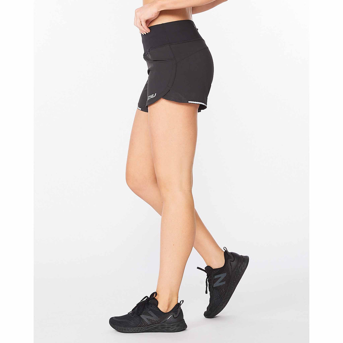 2XU Aero 4&quot; Shorts de course à pied pour femme Black vue de côté