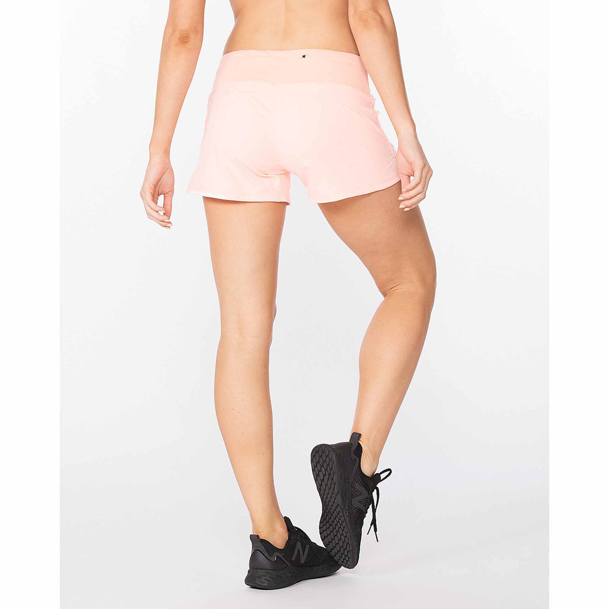 2XU Aero 4&quot; Shorts de course à pied pour femme Pop Coral vue de dos